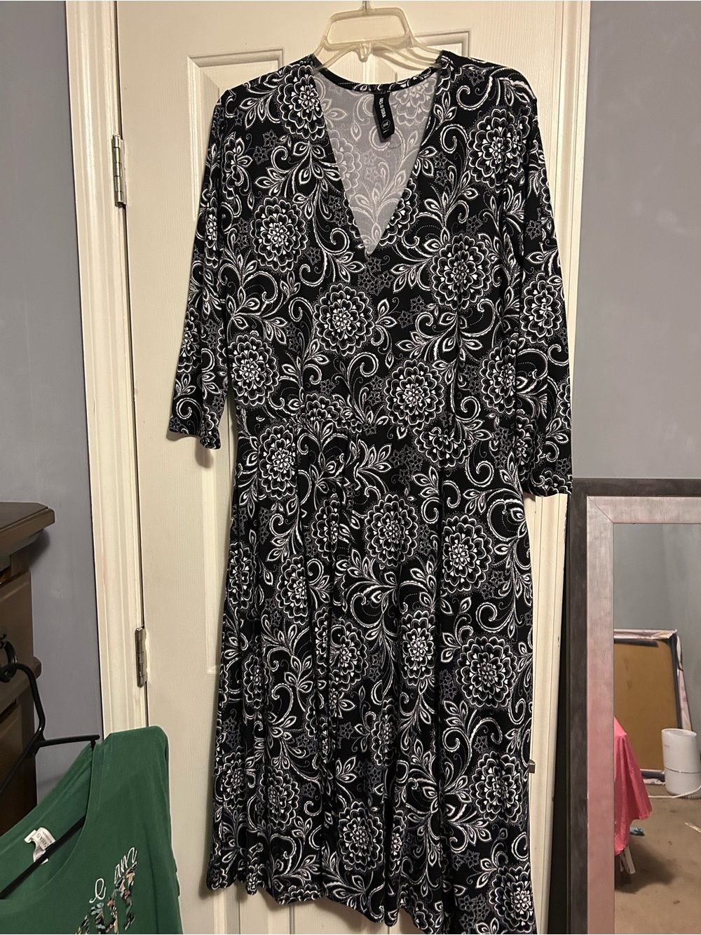 Agnes & Dora Black and White Floral V‑Neck Midi Dress leggings material